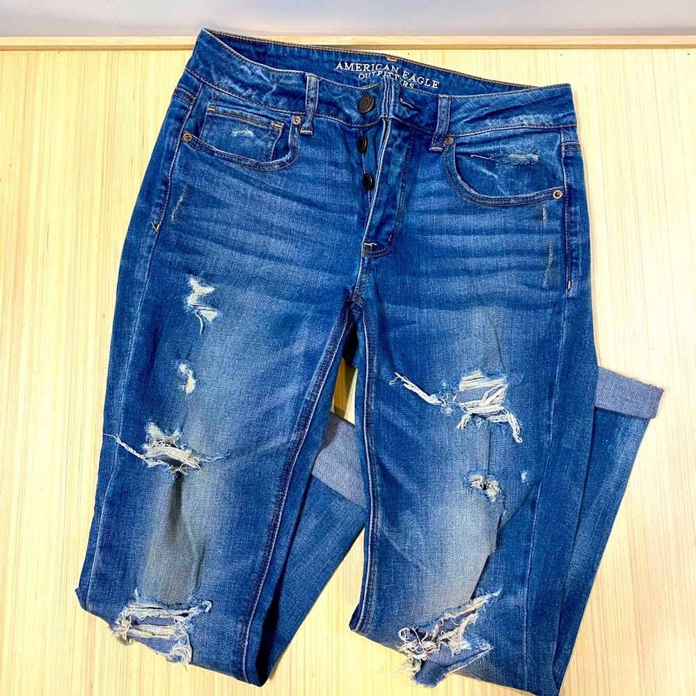 American eagle tomgirl size 2 destroyed jeans